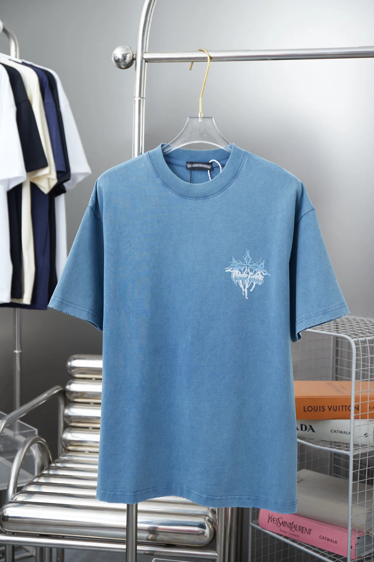 🅿️220 Chrome Hearte 25SS early spring new model, lightning hot diamond short sleeves, light luxury, a must-have item for daily commuting for men and women, correct version, welcome to compare, detailed features · 280g 100% cotton double yarn jersey fabric · Special thickened 32 pieces of double-strand 1X1 thread in the same vat · Imported Australian matte pearlescent diamond ➕ direct-injection printing pattern. Ready-made garments are dyed. Then do the faded fried snowflake process, then wash it to make it look old. Common washing improves the effect · Double-needle stitching and cross-stitch process · Original main mark, washed tag, branded moisture-proof paper packaging Color: black/blue/orange Size: S/M/L/XL